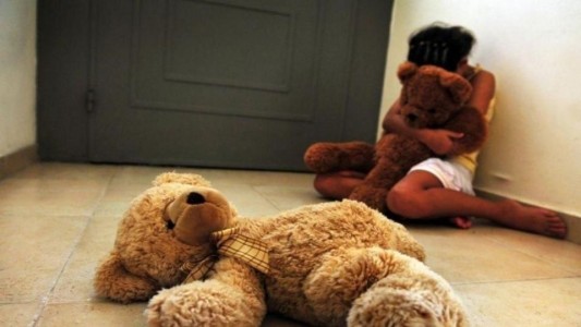 Le quemó los pies a su hija con una plancha porque fue a jugar con sus amigas