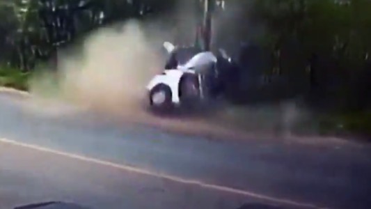 VIDEO: un auto choca contra un poste y se parte en dos