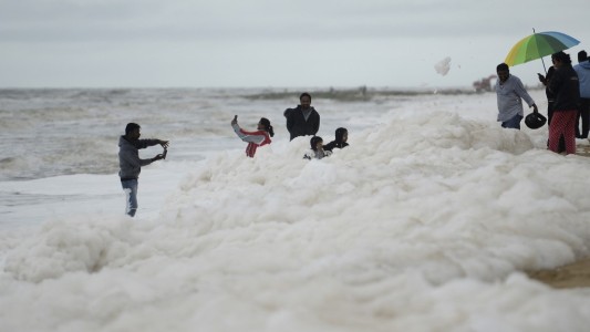 Video: temor por la aparición de espuma tóxica en una playa