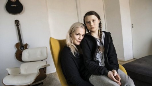 Polémica por una foto de Greta Thunberg en un sillón de cuero animal de 6.000 euros
