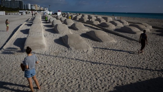 ¿Por qué hay 64 coches en la arena frente al mar?: obra de un argentino en Miami