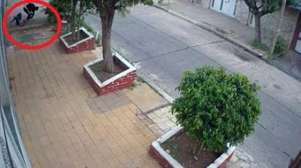 Balearon a una estudiante para robarle el celular: "La bala me quebró el hueso"