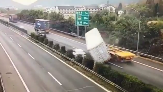 Automovilista se salva de ser aplastado por un camión en una autopista