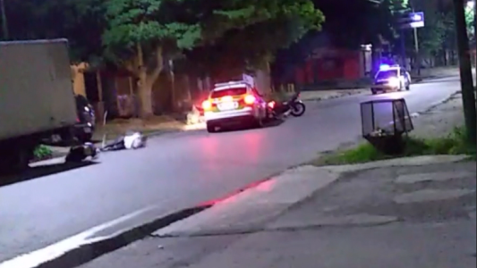 Patrullero choca a una pareja en moto que evadió un control