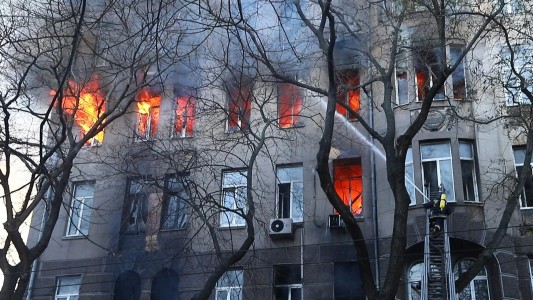 Un muerto y catorce desaparecidos en un voraz incendio de un edificio