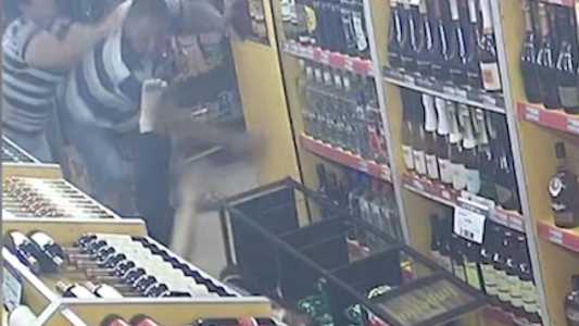 Cliente enfurecido golpeó al dueño de un super chino