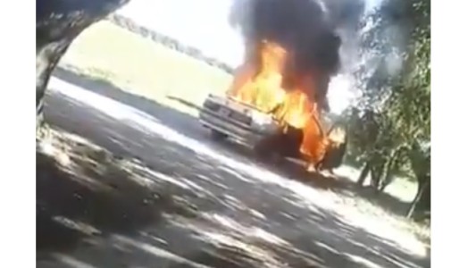 Apuñaló a su expareja e incendió el auto con ella adentro: también él murió quemado