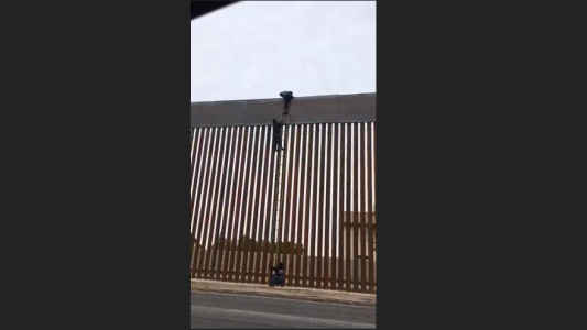 Así burla un migrante el nuevo muro de Donald Trump