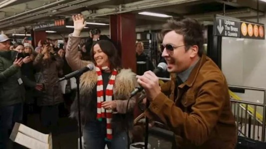 Video: el recital secreto de Alanis Morissette y Jimmy Fallon en el subte de Nueva York