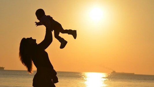 Ordenan restituir un menor a su madre, a pesar de la oposición de su abuela