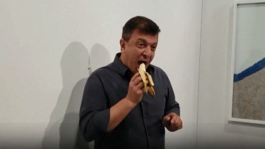 Un hombre se comió la banana valorada en 120 mil dólares