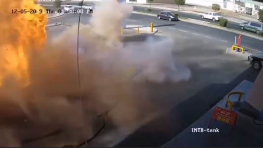 Tremenda explosión en una estación de servicio levanta el suelo