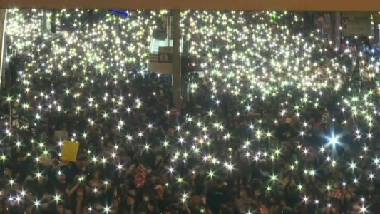 Una multitud en las calles de Hong Kong por seis meses de protestas