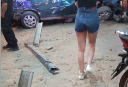 Auto fuera de control se incrustó en un kiosko