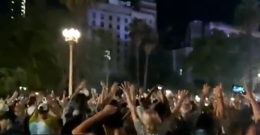 Cientos de personas hicieron vigilia en Plaza de Mayo a la espera de la asunción de Alberto Fernández