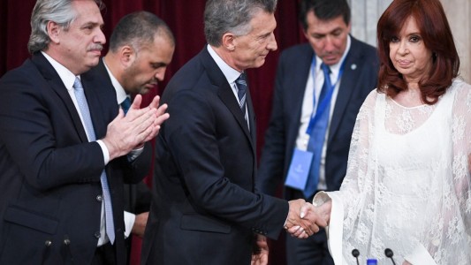 Traspaso presidencial: Alberto le dio un abrazo a Macri y Cristina un frío apretón de manos