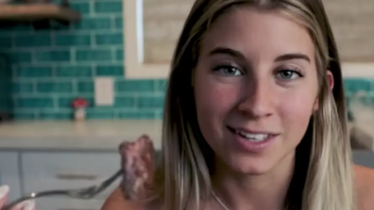 Video: la influencer vegana que come carne después de muchos años y esta es su reacción