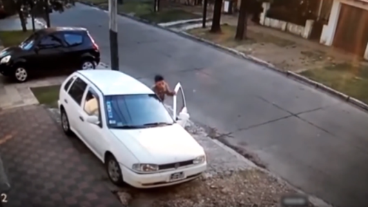 Un ladrón empujó un auto, lo arrancó y se lo robó