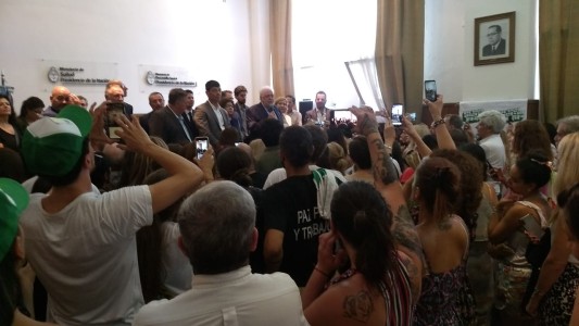 "Salud es Ministerio": el cantito con el que recibieron a Ginés González García