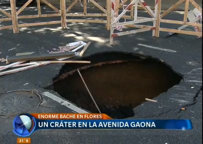 El cráter gigante que apareció en plena avenida Gaona en Floresta