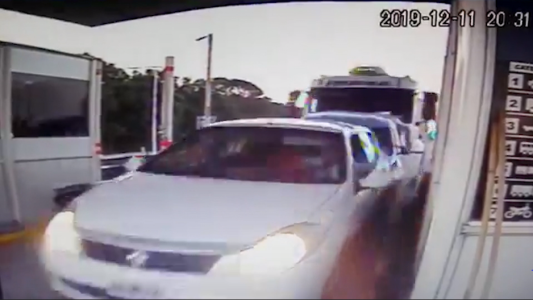 Camión embiste dos autos en un peaje en Córdoba