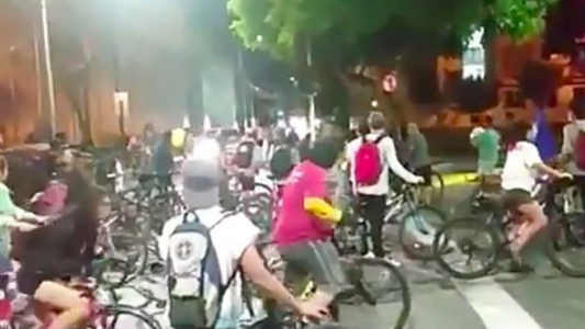 Carabinero atropella a manifestantes en bicicleta, los deja heridos y huye