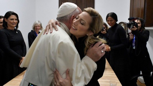 Fabiola Yáñez se reunió con el Papa Francisco y le regaló el cáliz que se usó en la misa de Luján