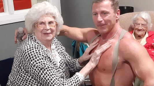 La abuela de 89 años que cumplió su deseo de Navidad: bailar con un stripper disfrazado de bombero