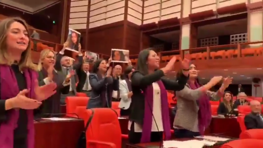 Diputadas turcas cantan 'el violador eres tú' y desafían a las autoridades
