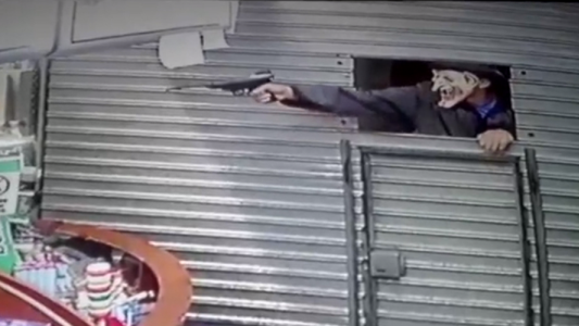 Ladrón armado y con una máscara intenta robar un kiosko