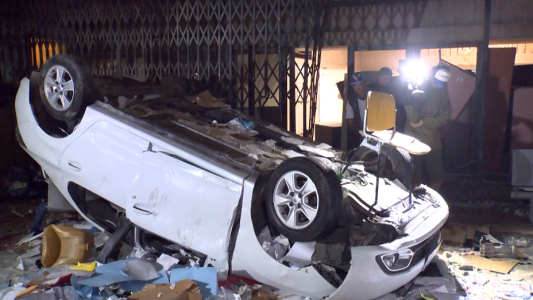 Hablaron los dueños del auto volcado en los disturbios de la UTA