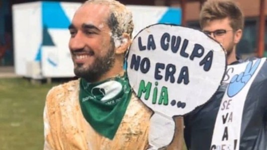 La Justicia evalúa si abre una causa contra el estudiante que se disfrazó de "víctima de un femicidio"