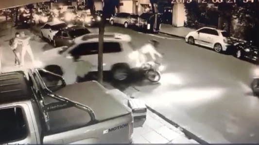 Conductor atropella a motochorro para impedir un robo