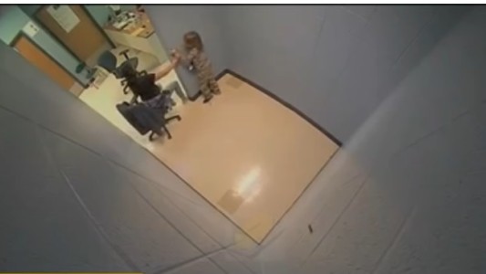 Estremecedor video: descubrieron que una escuela pone a alumnos en confinamiento solitario