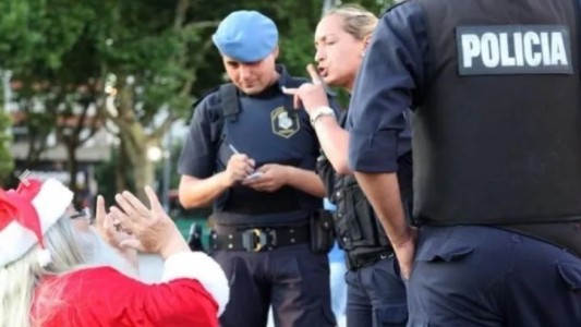 Escándalo con un Papá Noel trucho que sube el precio de la foto y maltrata a los niños