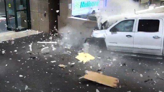 Video impactante: camioneta se estrella contra el aeropuerto de Sarasota