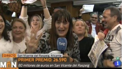 Una reportera española se enteró en vivo que ganó el "Gordo de Navidad" y anunció: "Mañana no voy a trabajar".