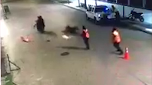 Atropella a un policía en un control de tránsito y se fuga