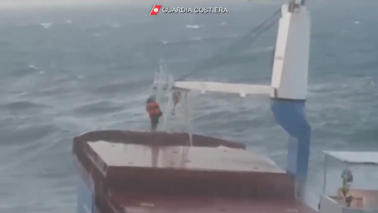 Espectacular rescate de los tripulantes de un carguero en medio del temporal