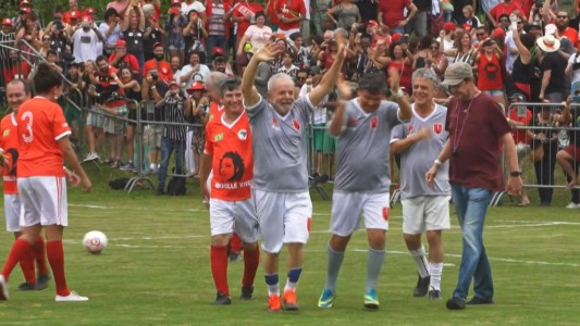 Lula y Chico Buarque salieron a la cancha