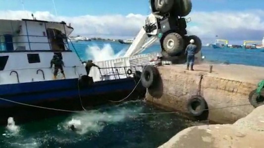 El momento en el que colapsó una grúa y provocó un derrame en las Islas Galápagos