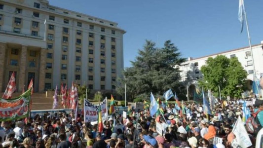 Multitudinaria concentración frente a la Casa de Gobierno de Mendoza contra una ley minera