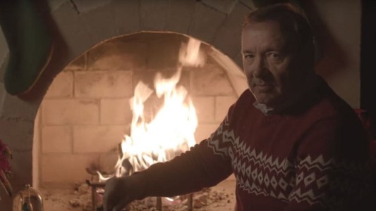 Kevin Spacey reapareció en redes sociales con un polémico video: "Mátalos con amabilidad"