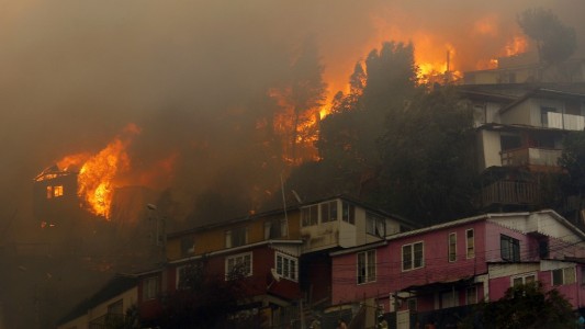 Un incendio forestal voraz arruina la Navidad de Valparaíso en Chile