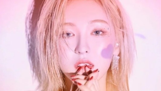 La cantante coreana Wendy se quebró la pelvis y una muñeca al caer del escenario