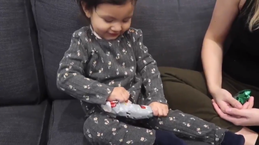 Nena recibe una banana como regalo de Navidad y su reacción se hace viral