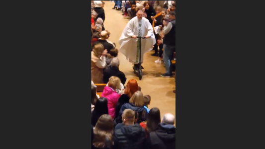 Un cura terminó de dar misa y salió de la iglesia en monopatín