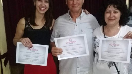 Emocionante: una chica terminó la secundaria junto a su mamá y su papá