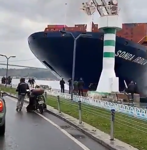 Un buque de carga terminó encallado en la costa de Estambul