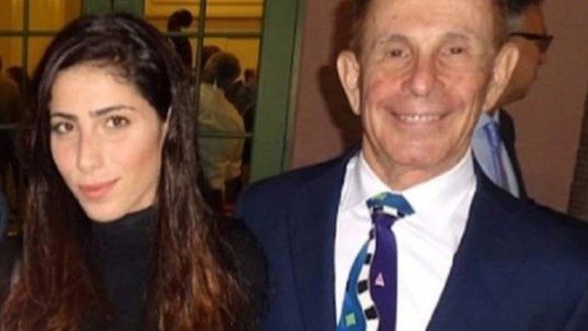 Ella tiene 26 y él 77, se casaron y eran felices: hasta que el hombre descubrió que lo estafó en miles de dólares